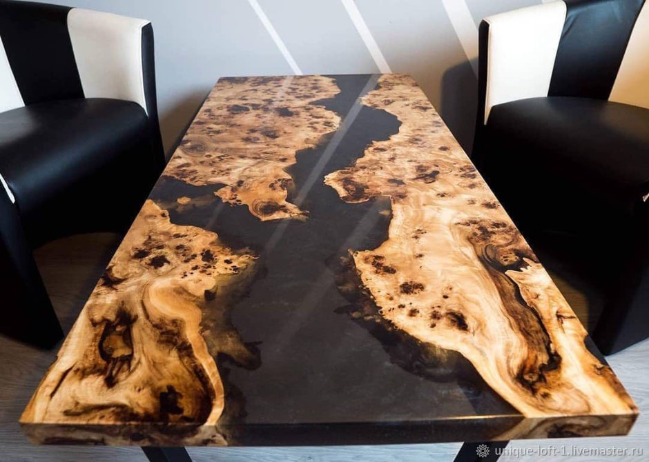 Круглый стол из эпоксидной смолы и дерева