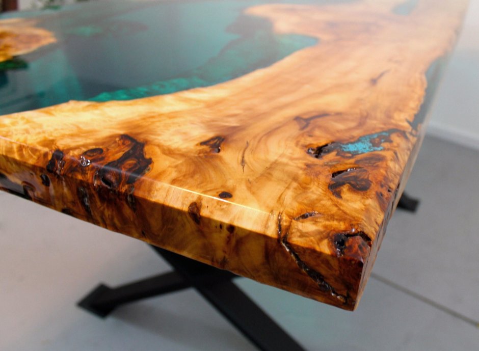 Стол из эпоксидной смолы белый