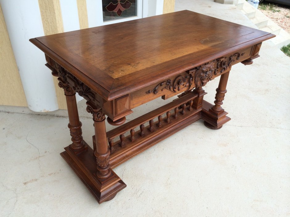 Деревянный резной стол