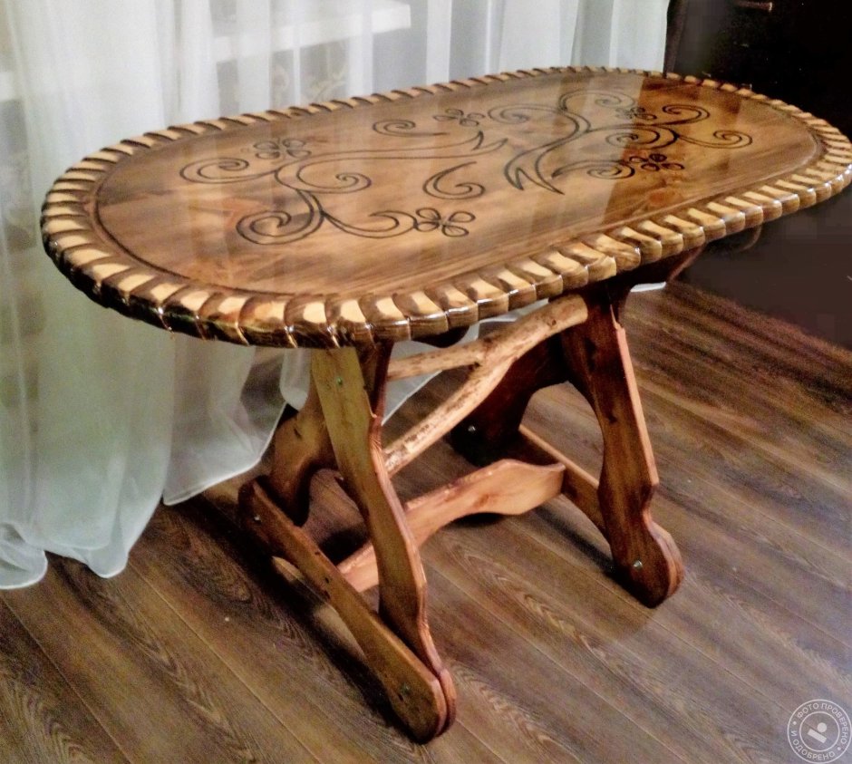 Деревянный резной стол