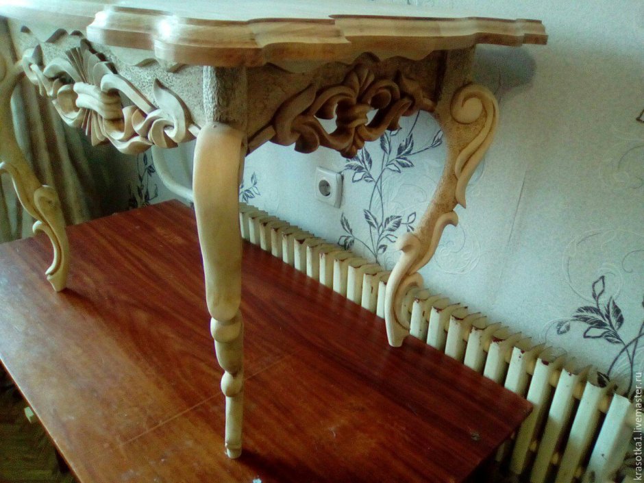 Резной столик из дерева