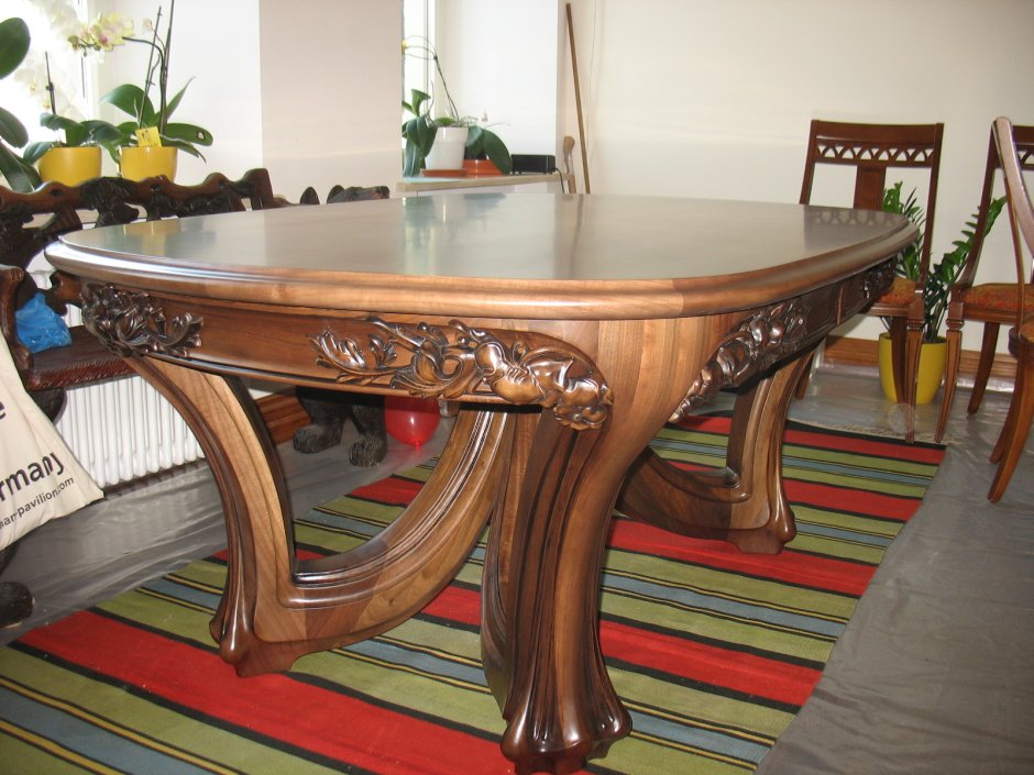 Резные столы из массива дерева