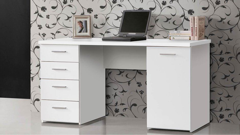 Стол с тумбочками по бокам