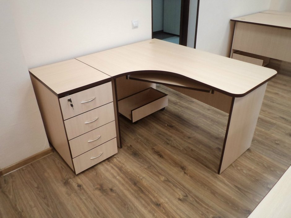Стол офисный с выдвижными ящиками