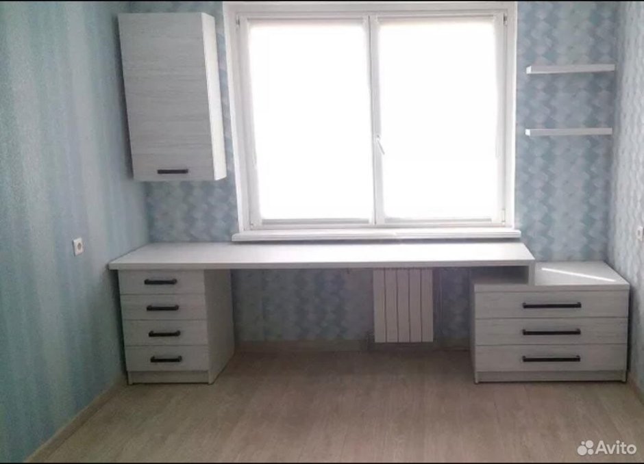 Письменный стол под окном