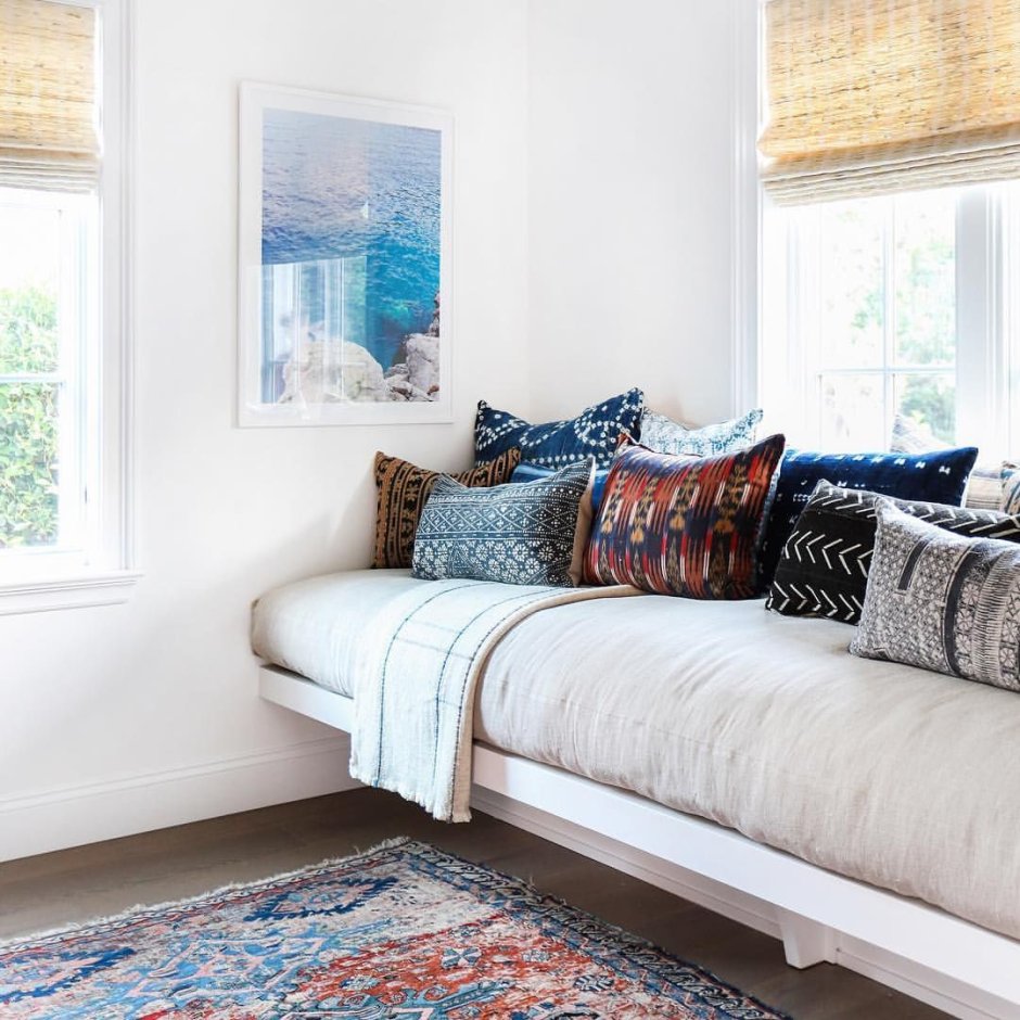 Уютная спальня с диваном