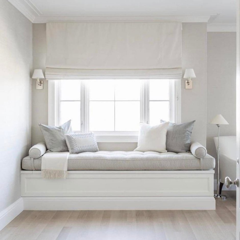 Диванчик у окна в спальне
