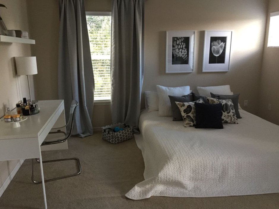 Интерьер спальни с диваном вместо кровати