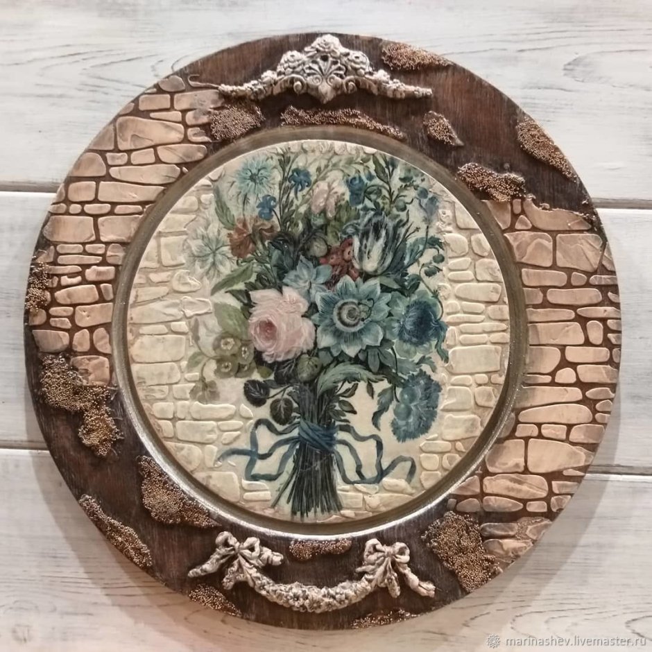 Овальная репродукция в раме