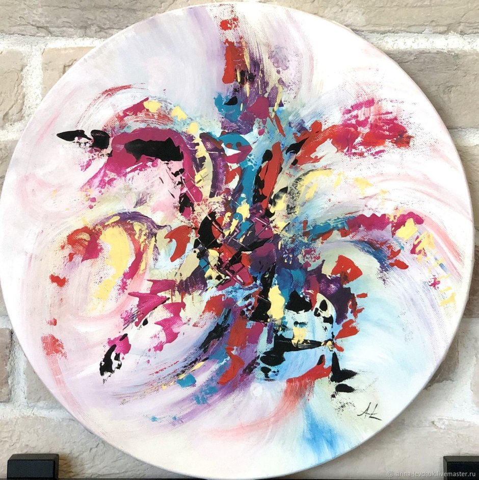 Круглая картина в интерьере гостиной