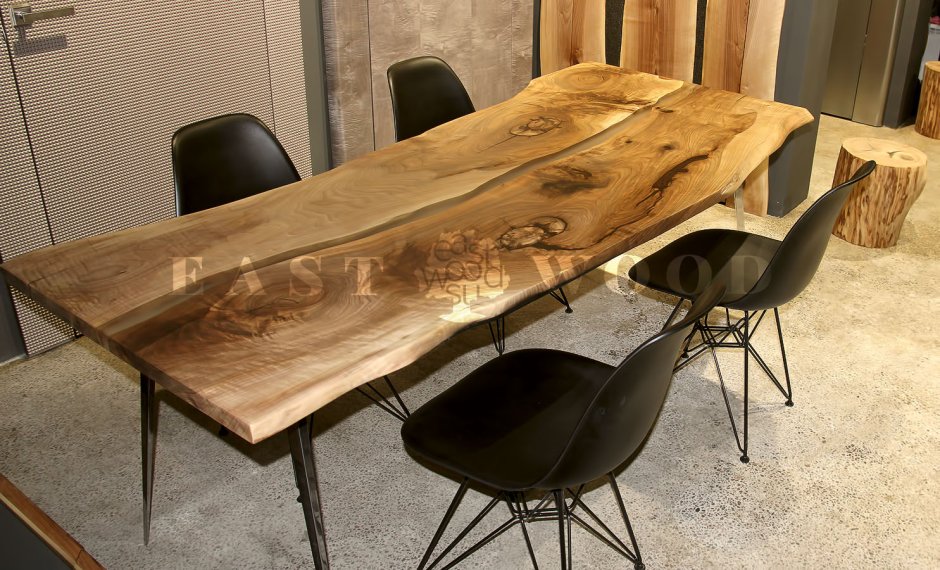 Стол из обрезной доски