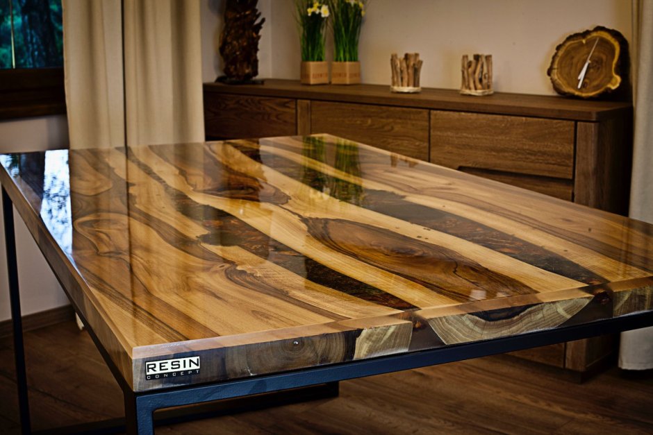 Стол из необрезной доски