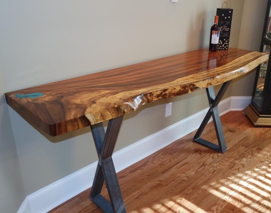 Скамья из необработанного дерева