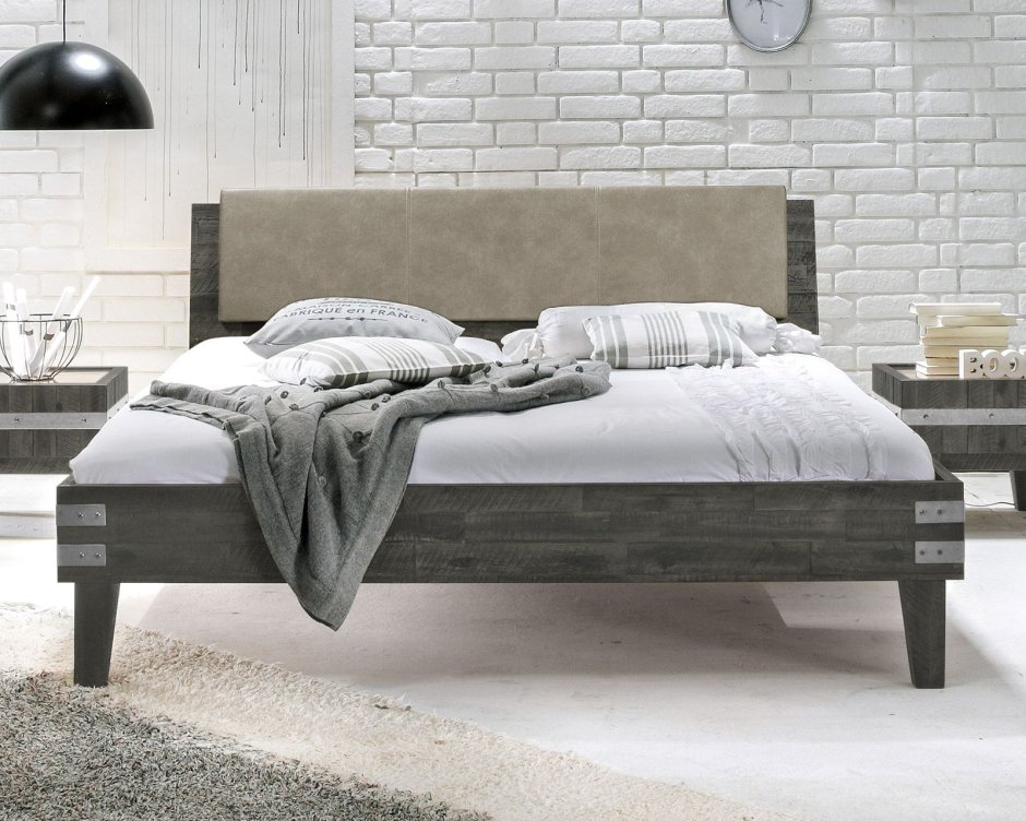 Деревянная кровать из массива в стиле лофт