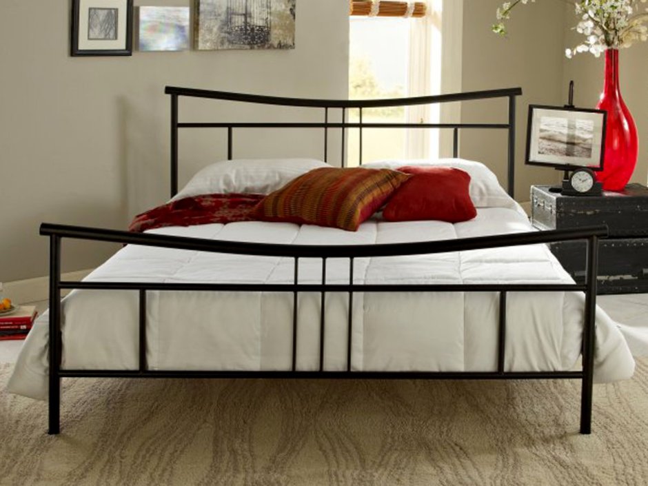 Стильная спальня с металлической кроватью