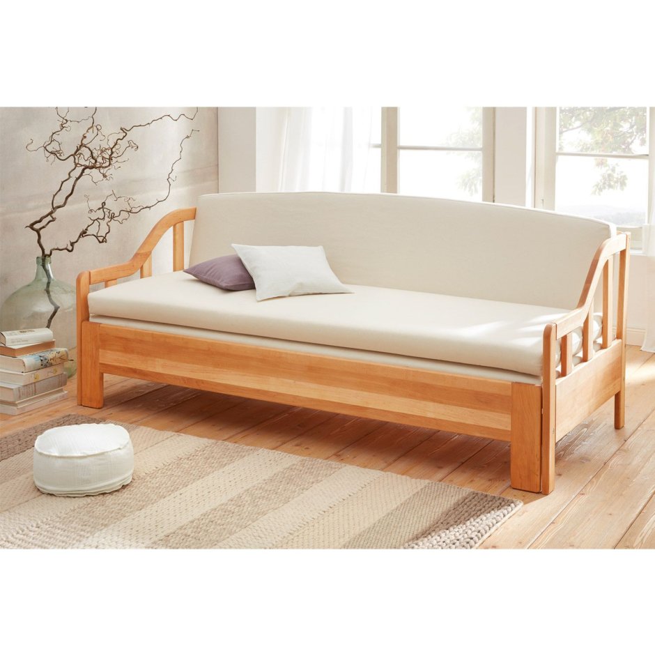 Деревянный диван с подушками