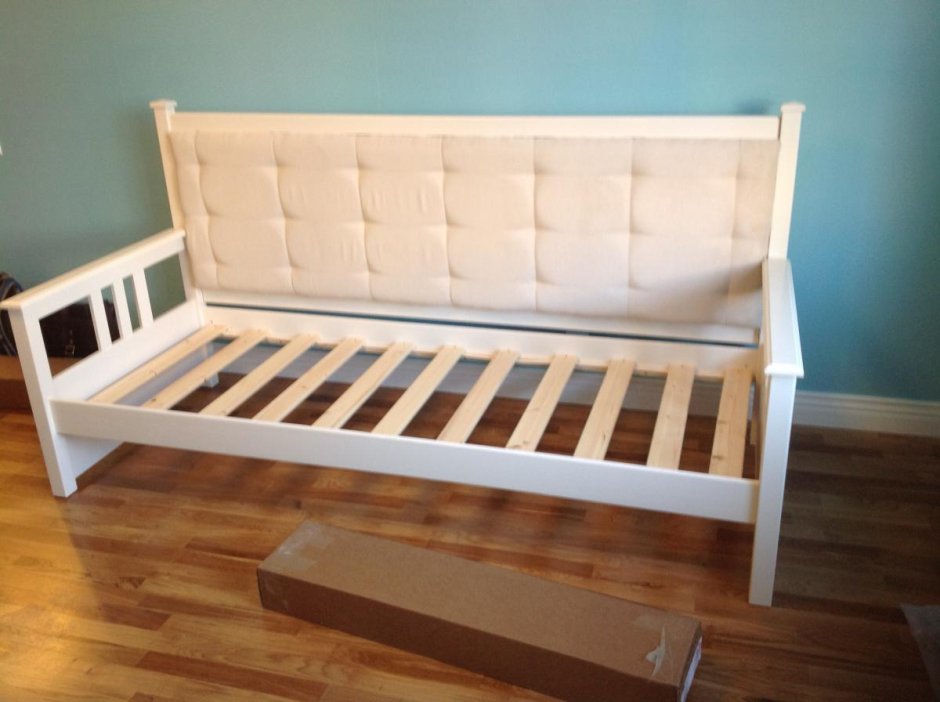 Деревянный диван