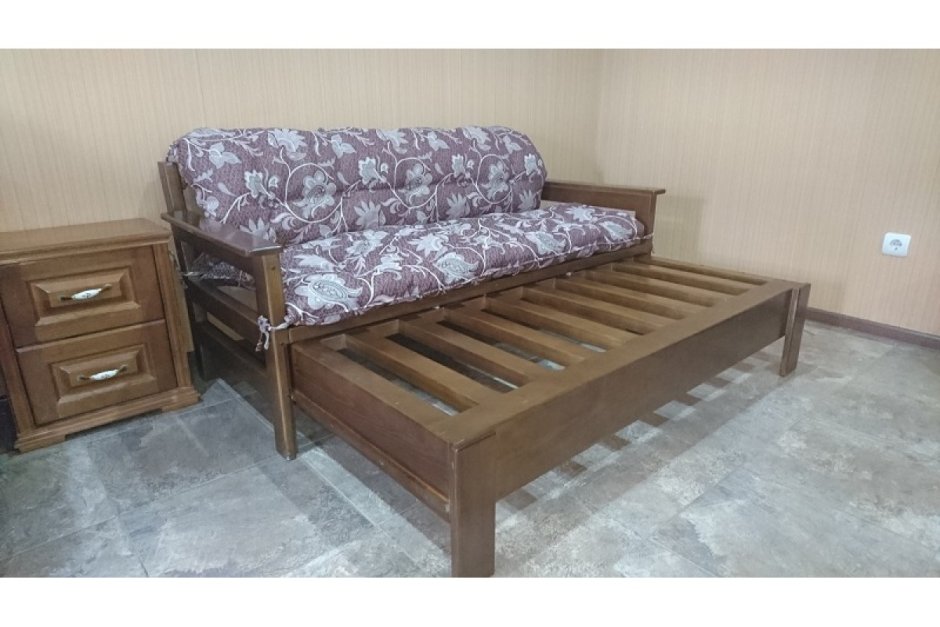 Деревянный диван