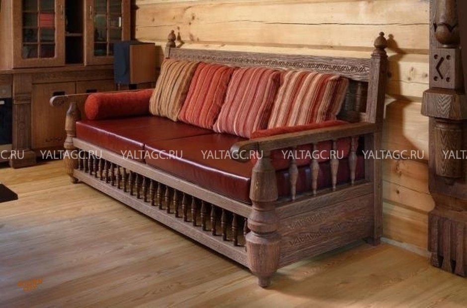 Деревянный диван с подушками