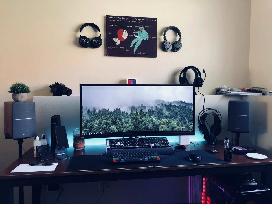 Дизайнерский компьютерный стол