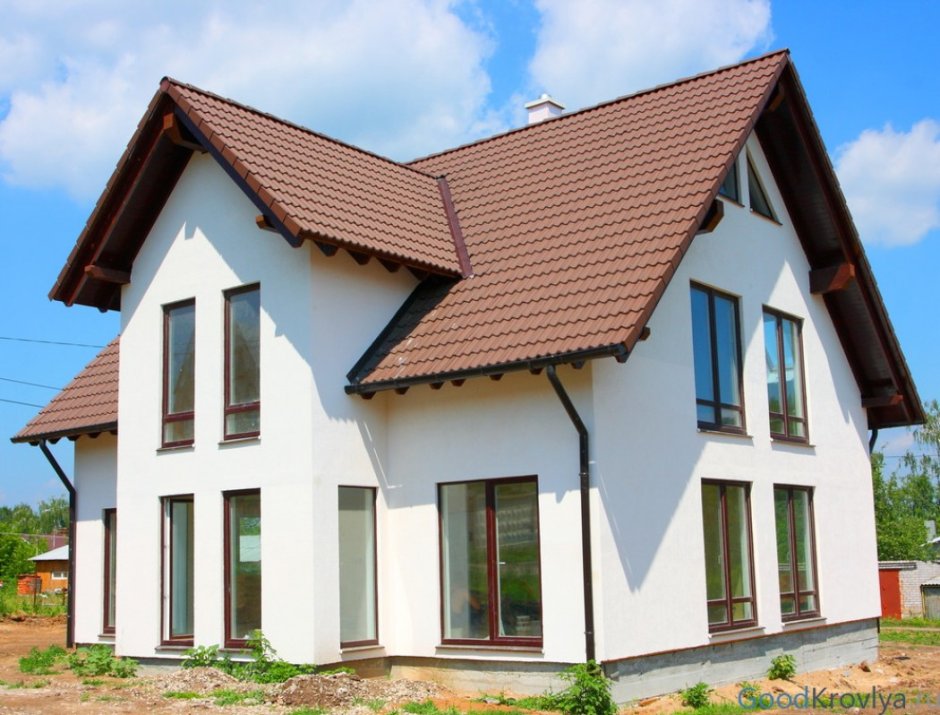Дом с коричневой крышей