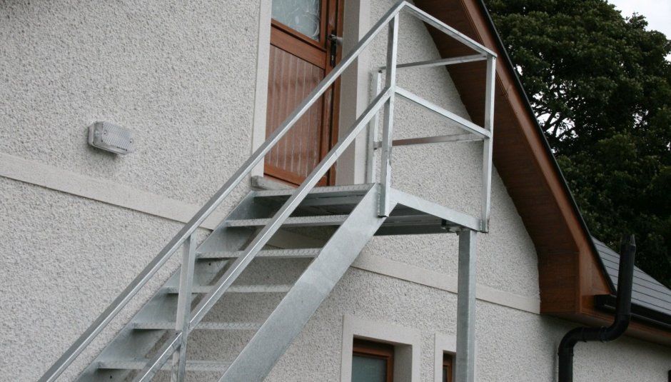 Лестница наружная металлическая на второй этаж