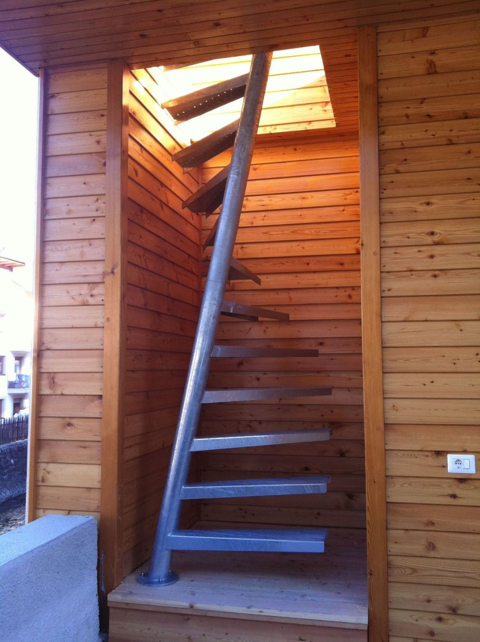 Винтовая лестница на чердак