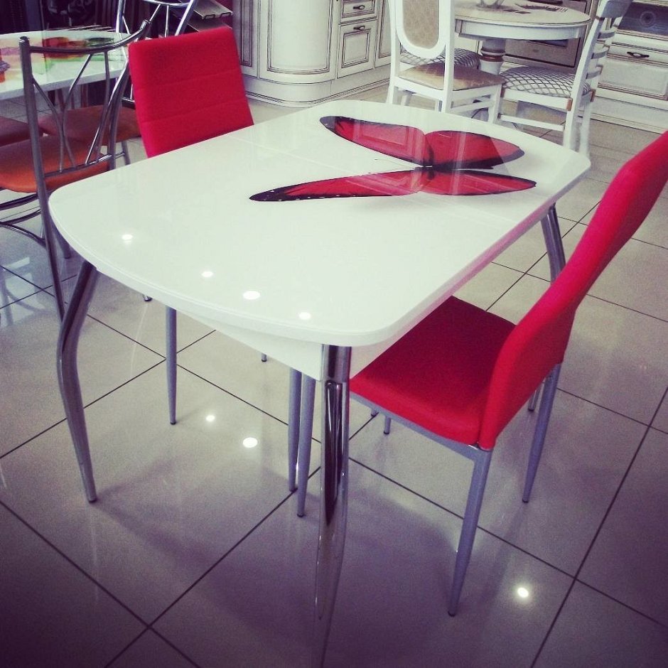 Современный кухонный стол стеклянный