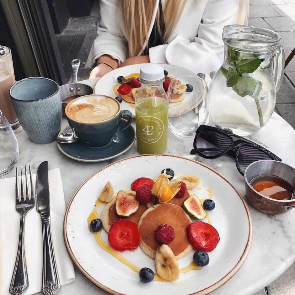 Семья за обеденным столом