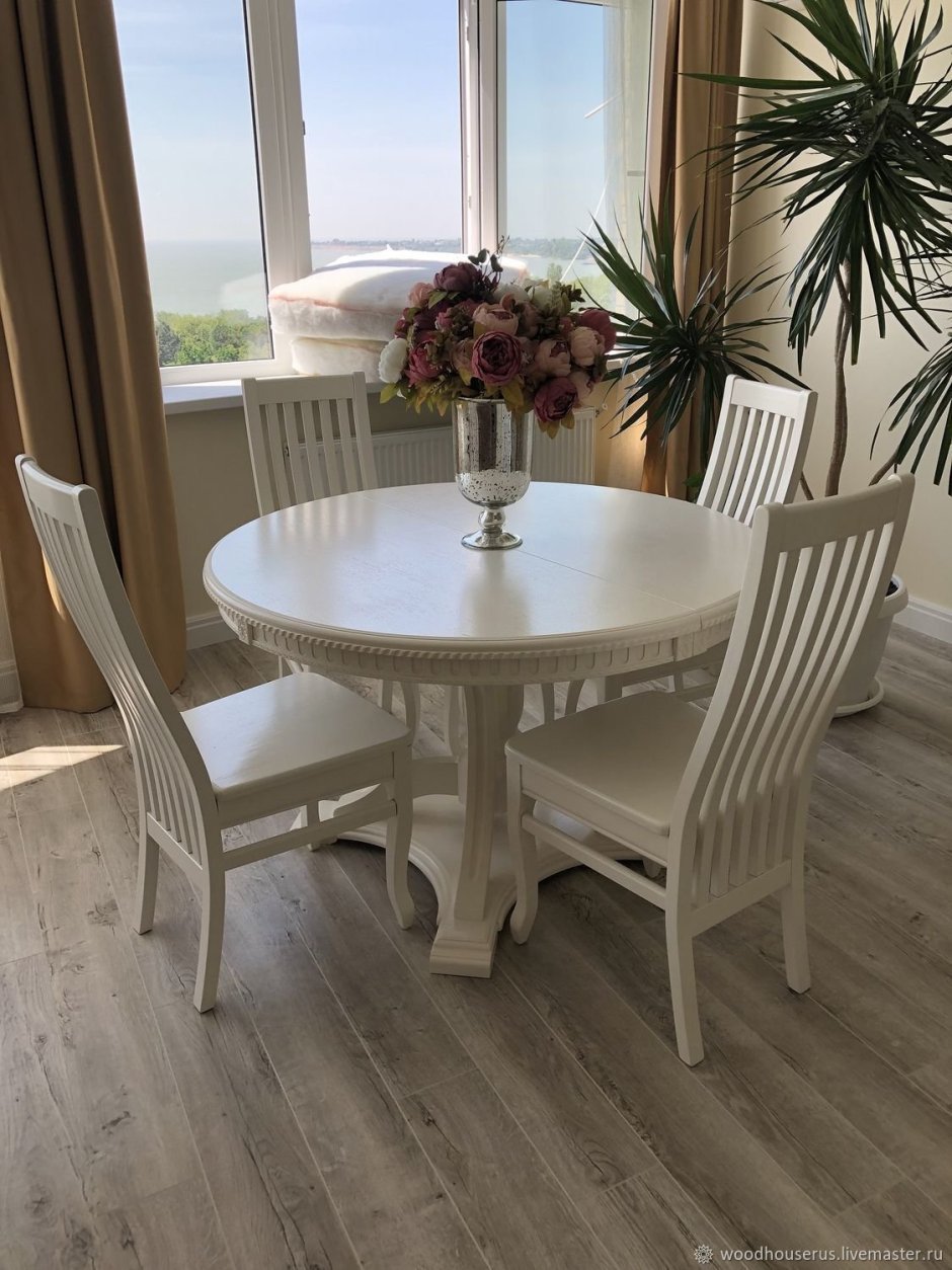 Кухонный остров с обеденным столом