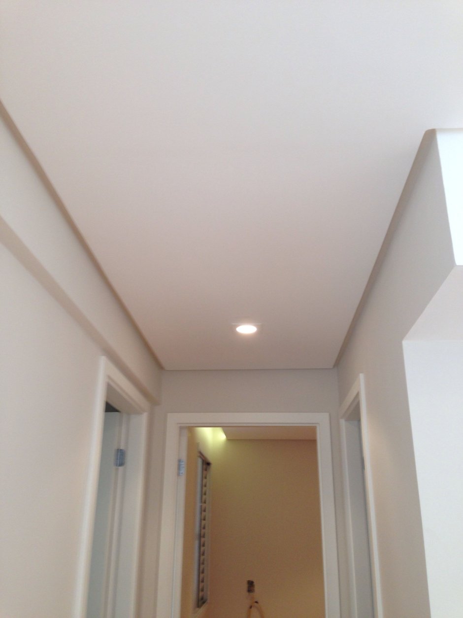 Потолок из гипсокартона одноуровневый для коридора