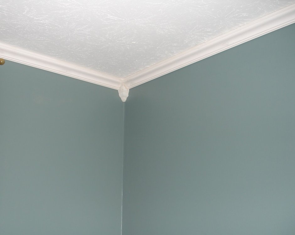 Потолок из молдингов