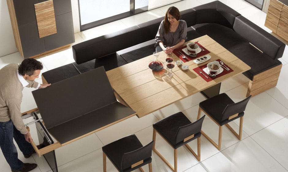 Обеденный стол для большой семьи