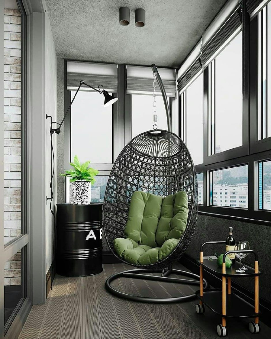 Подвесное кресло на балконе