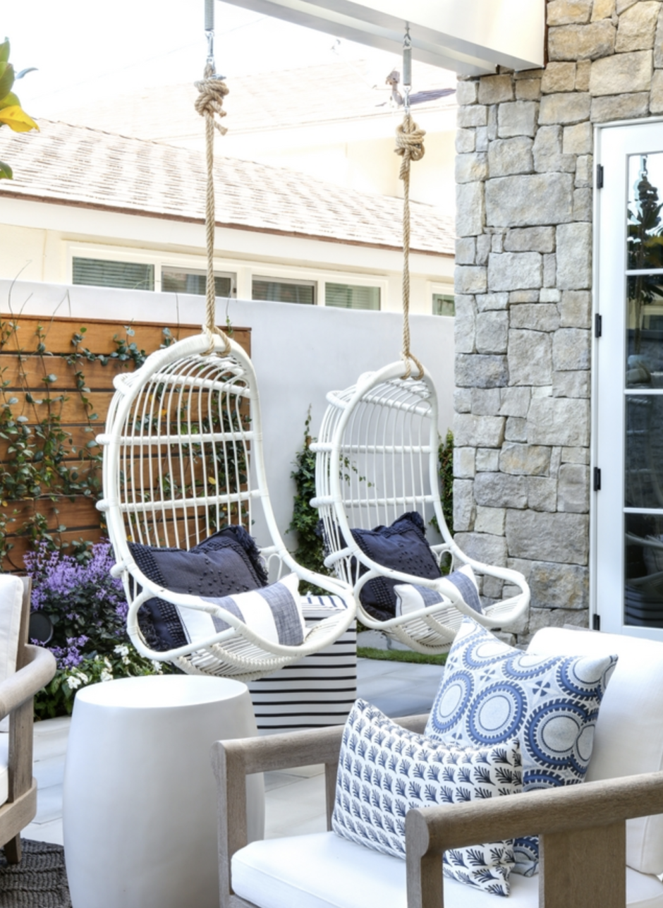 Подвесное кресло на балконе
