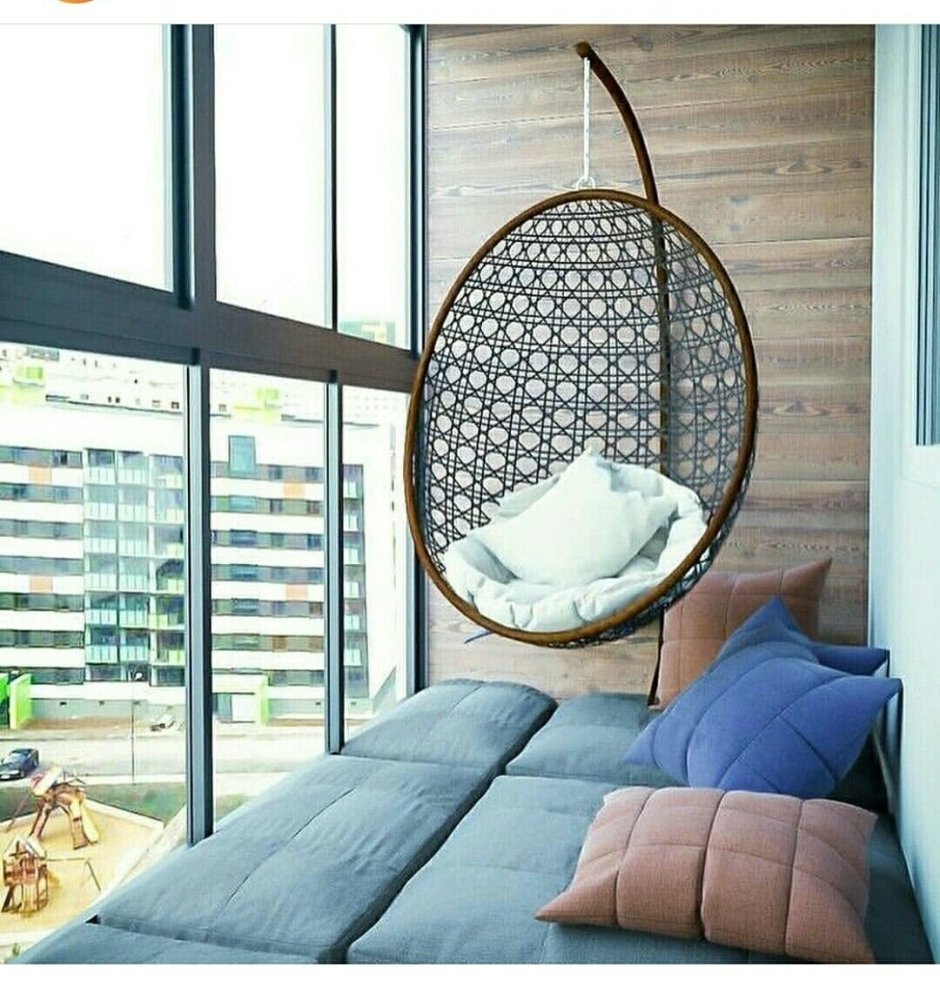 Подвесное кресло на балконе