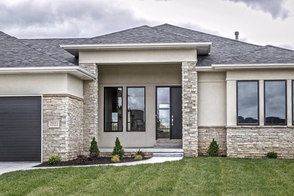 Фасады одноэтажных домов в серых тонах