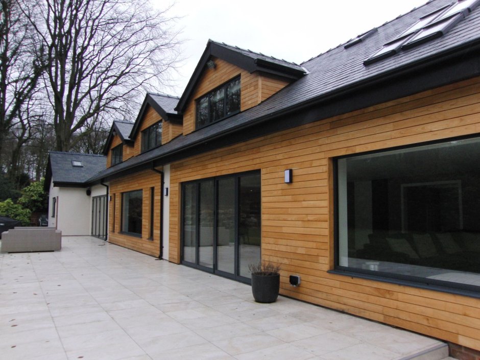 Одноэтажный дом с фасадом из планкена