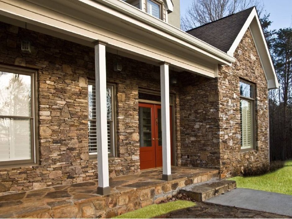 Одноэтажный дом облицованный камнем