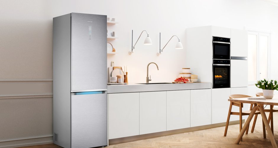 Белая кухня с двухдверным холодильником