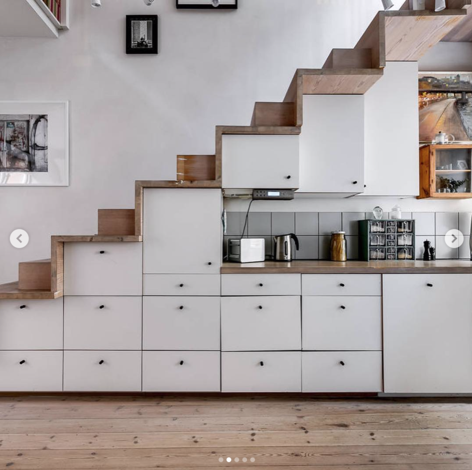 Кухня под лестницей на даче