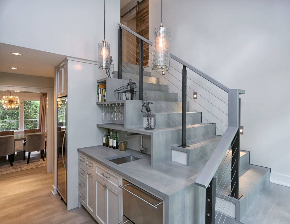 Кухня под лестницей