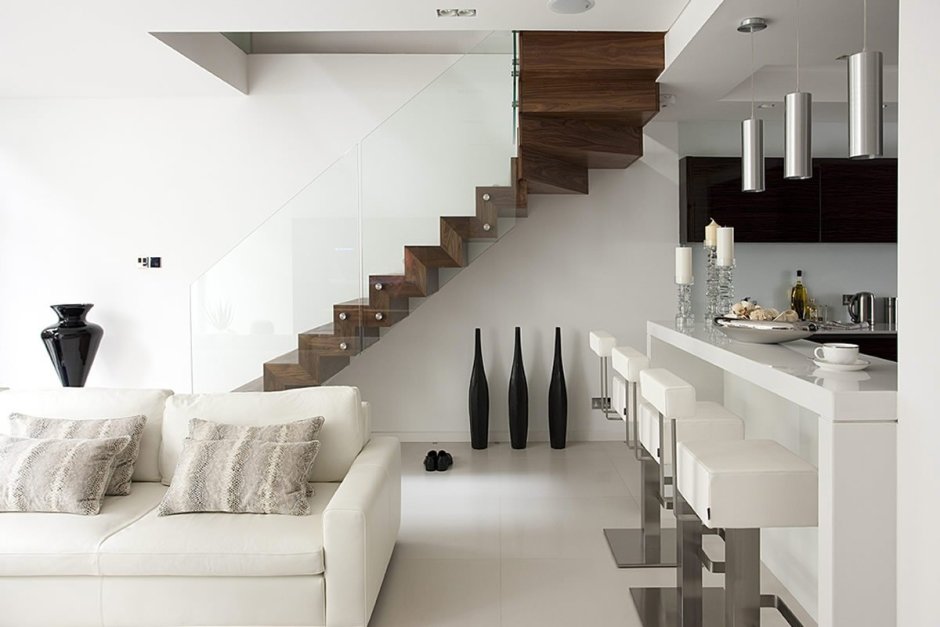 Угловая кухня под лестницей