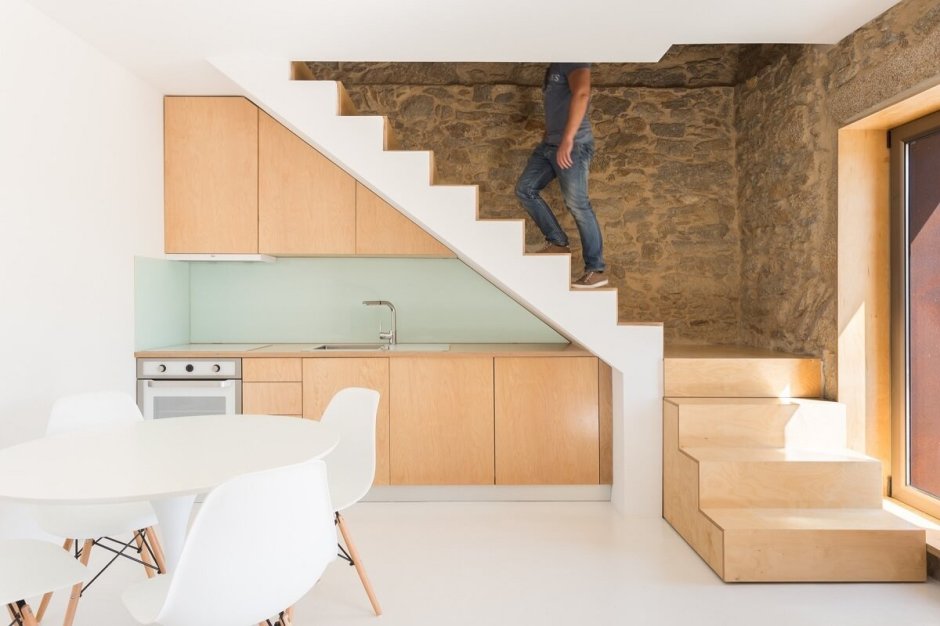 Лестница между кухней и гостиной