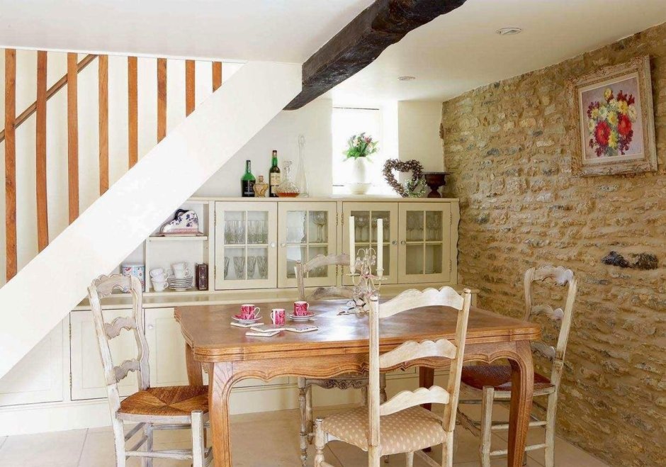 Кухня гостиная с лестницей