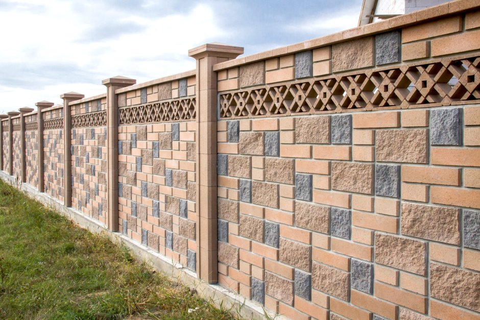 Красивый дом с забором