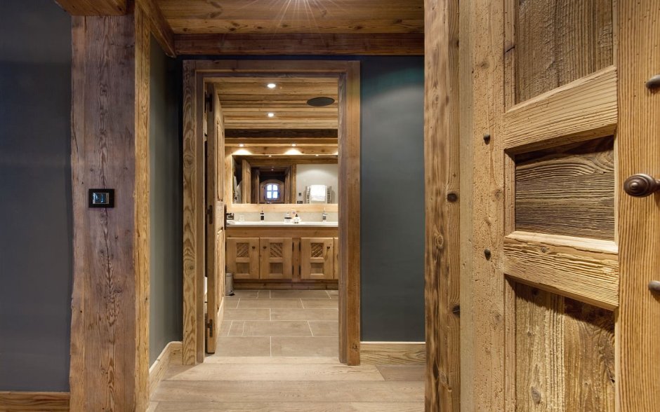 Деревянные двери в интерьере