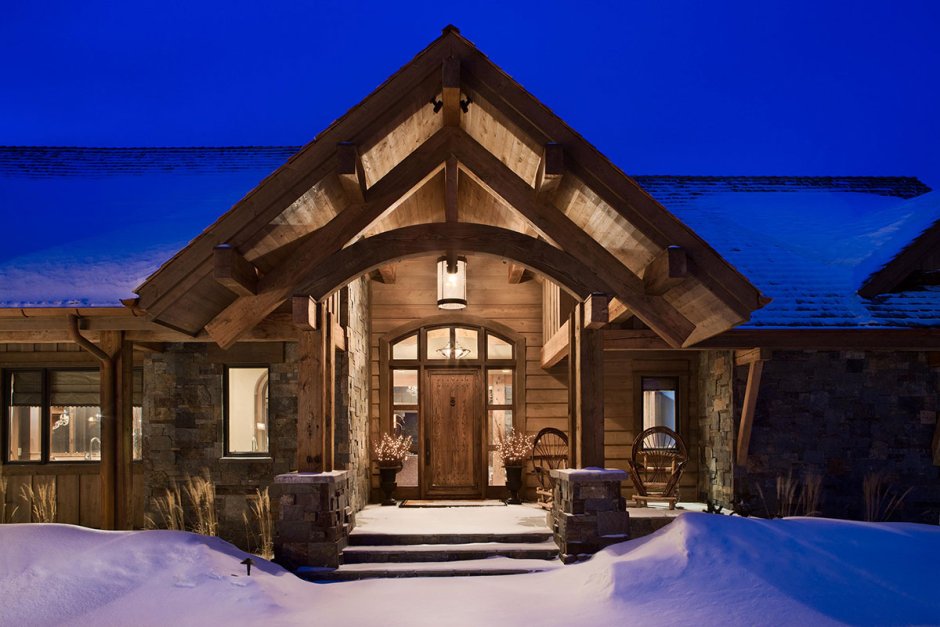 Декор прихожей в деревянном доме