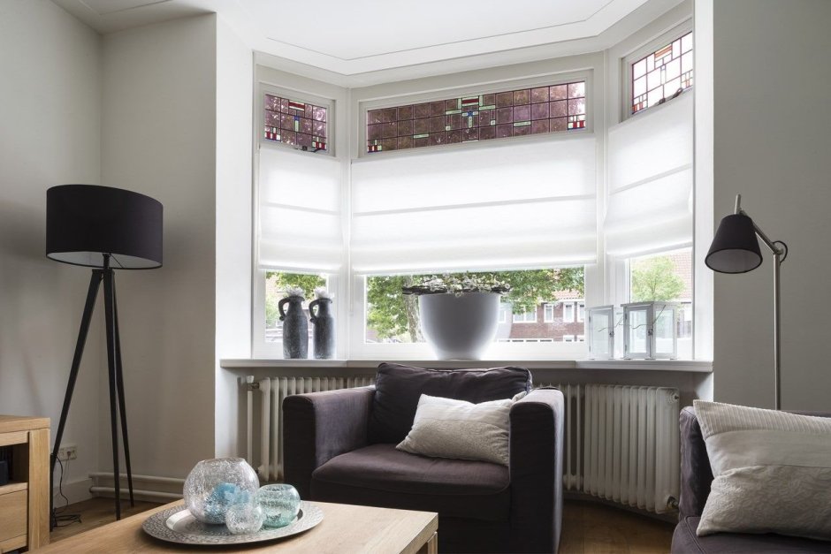 Римские шторы в эркере для гостиной