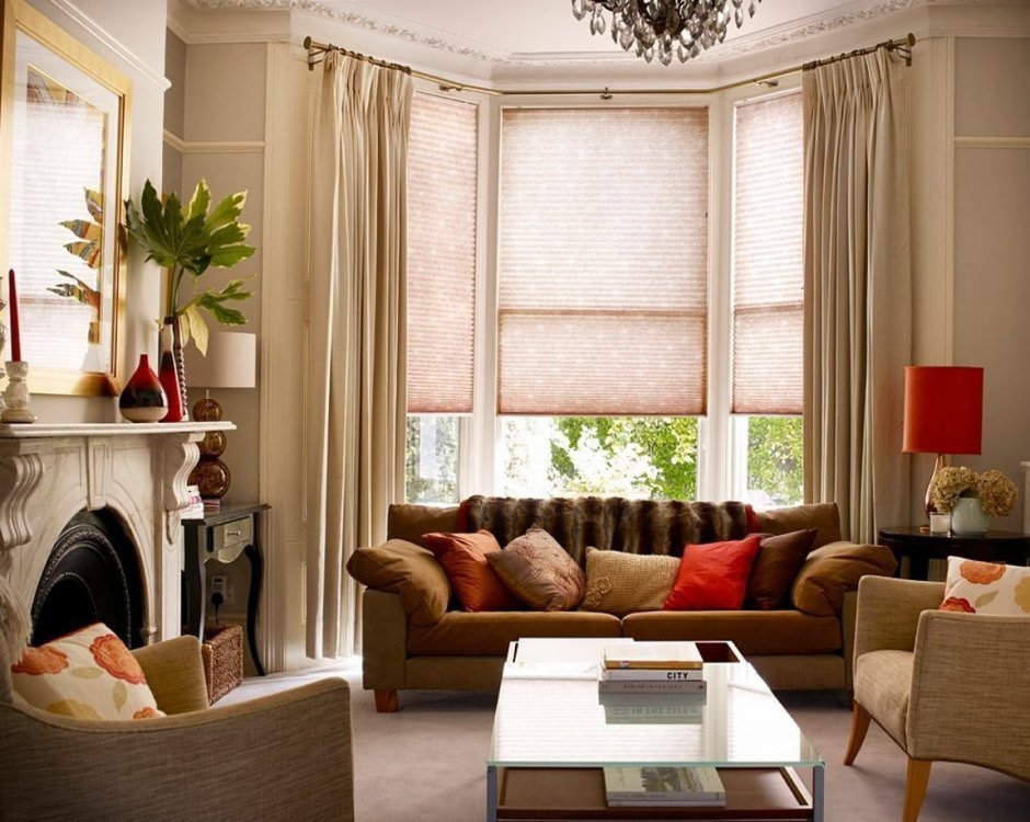 Жалюзи со шторами в гостиной